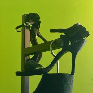 Nina Black double-ruffled back single strap heell